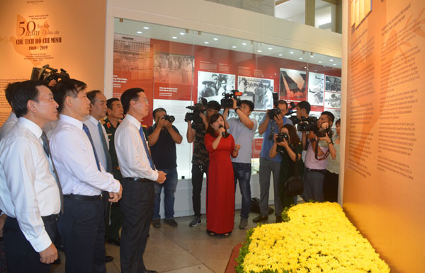 Trưng bày hơn 250 tài liệu, hiện vật, hình ảnh thực hiện Di chúc của Chủ tịch Hồ Chí Minh